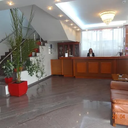 Emma West 克拉奥华